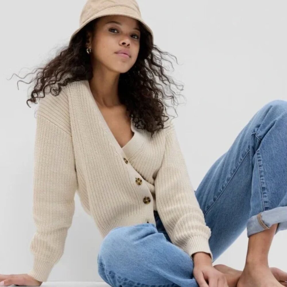 GAP Chino Beige Cotton Cropped Cardigan Sweater with V-Neck and Relaxed Fit (LP)